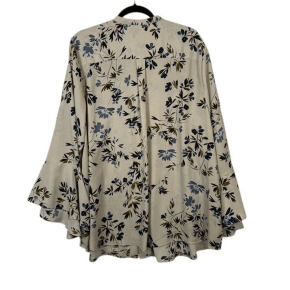 Vince Camuto Flutter Sleeve Floral Blouse Creamy beige Blue Green Flower Size 3X - Picture 4 of 10